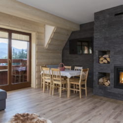 Apartament Słoneczny 12 - salon i wyjście na balkon