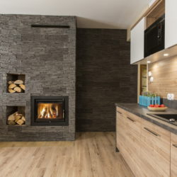 Apartament Słoneczny 12 - aneks kuchenny i kominek