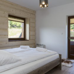 Apartament Słoneczny 12 - sypialnia z łóżkiem małżeńskim i wyjściem na balkon