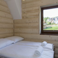 Apartament Słoneczny 12 - sypialnia z małym łóżkiem małżeńskim