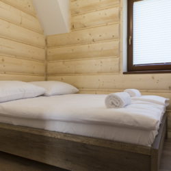 Apartament Słoneczny 12 - sypialnia z małym łóżkiem małżeńskim