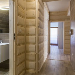 Apartament Słoneczny 12 - korytarz i wejście do łazienki