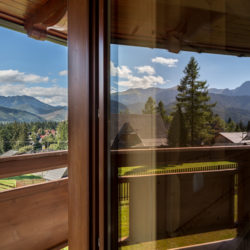 Apartament Słoneczny B5 – widok przez drzwi balkonowe