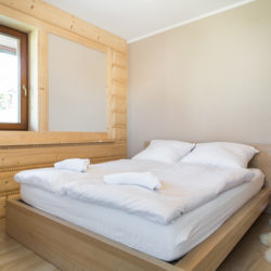 Apartament Słoneczny B5 – sypialnia z łóżkiem małżeńskim