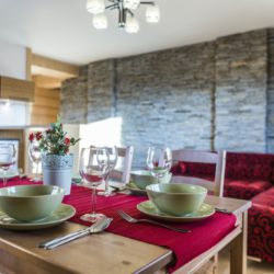 Apartament Słoneczny B5 – stół w salonie